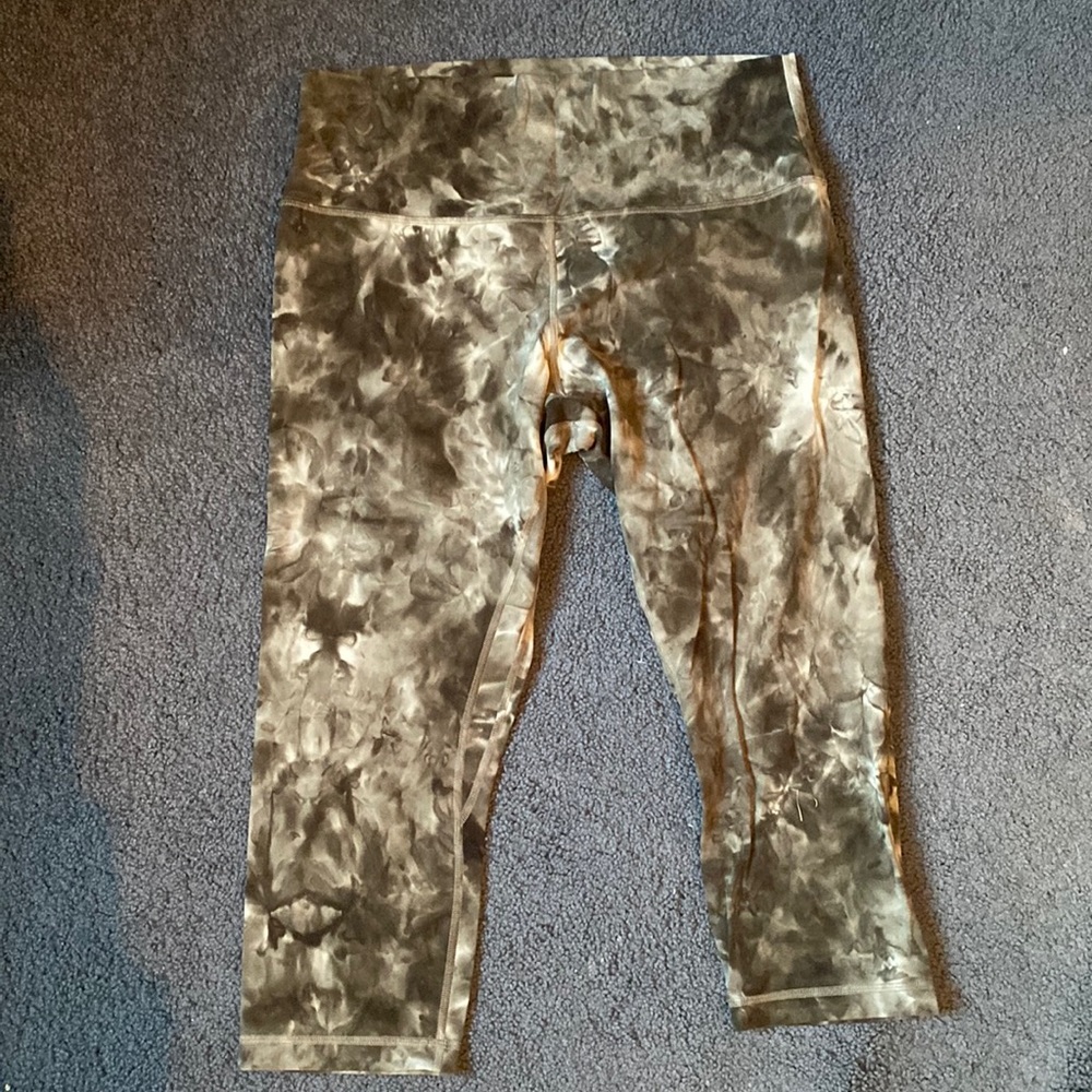 green tie dye lululemon leggings cropped